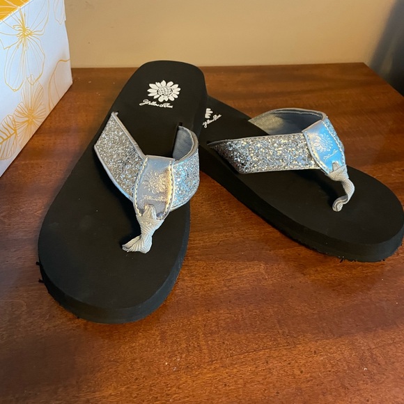 Yellow Box Shoes - Yellowbox Feliks Silver Flip Flop Size 9M NWB